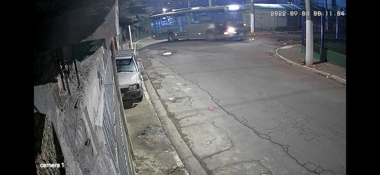 O motorista do coletivo chegou a passar por cima da moto e fugiu sem prestar socorro