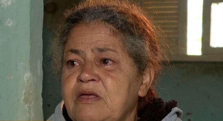 Elza
tratava o ex-genro que foi morto como um filho. Já com Vinícius, ela mantém uma
relação complicada: "Eu falei para Vitória que não queria a com esse rapaz. É
um ciúme doentio", conta. O celular da jovem foi apreendido pela polícia e está passando por uma perícia para averiguar a possível veracidade do triângulo amoroso