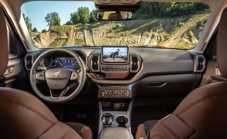 Interior destaca o volante parecido com o do Focus, multimídia Sync3 e comandos tradicionais