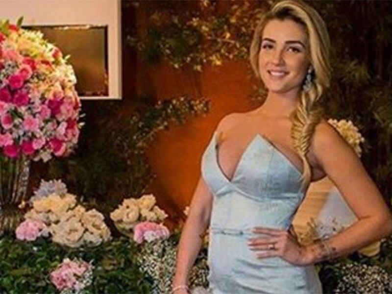 A ex-BBB optou por um vestido tomara que caia decotado e mais colado ao corpo, que ressaltava sua barriguinha de grávida