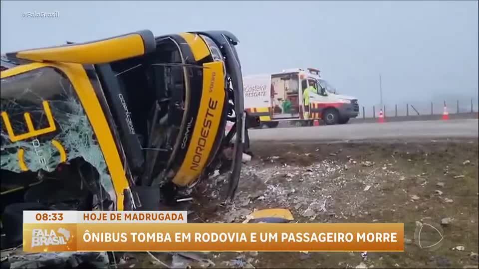 Ônibus de turismo capota em Santa Catarina e deixa um morto e feridos