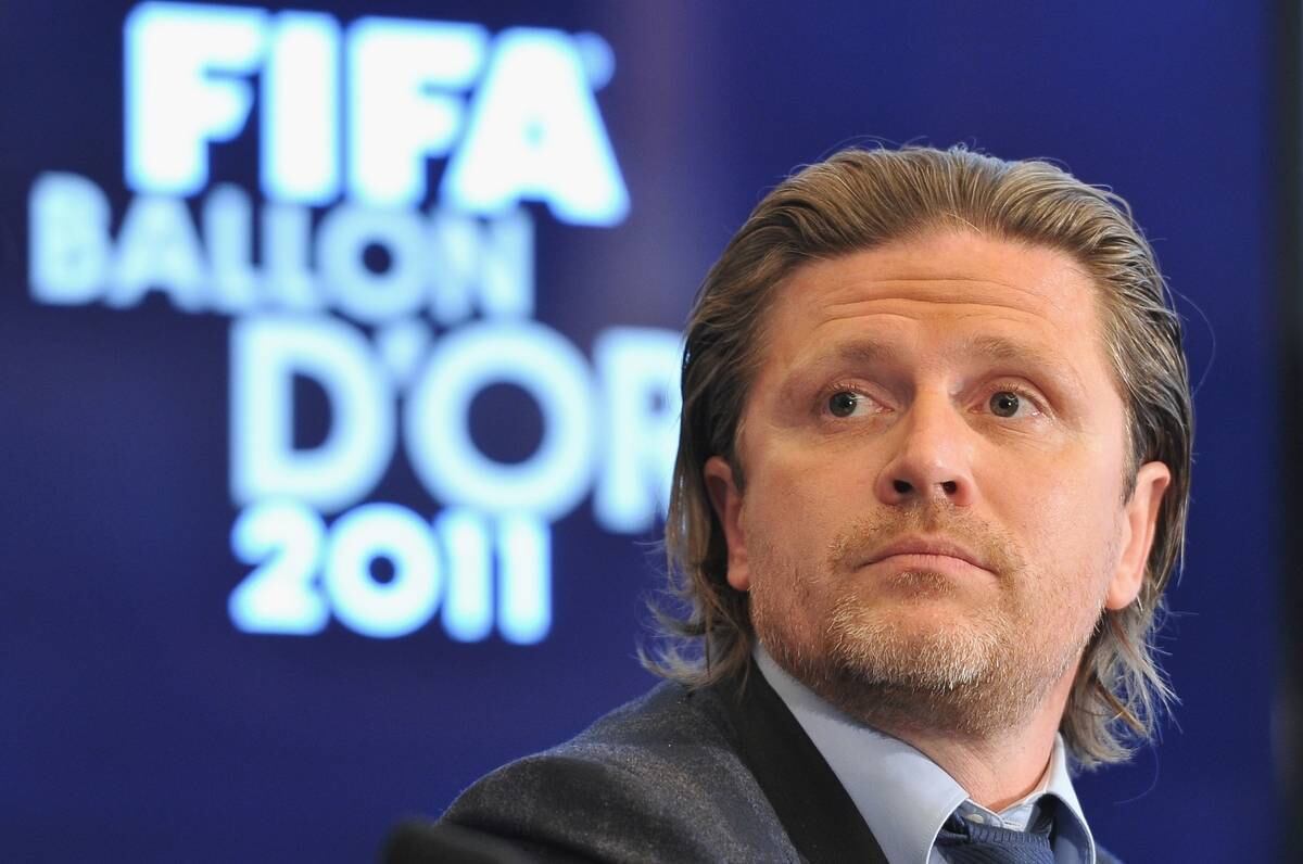 Apesar de não estar trabalhando com futebol, Emmanuel
Petit sempre é convidado para eventos da Fifa e não descartou a possibilidade virar treinador num futuro próximo