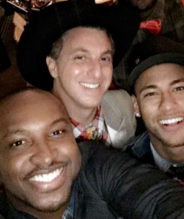 Neymar, que está de férias no Brasil, foi um dos convidados da festa na casa do casal Huck e Angélica. O jogador é ex-namorado de Bruna Marquezine, que também está na festa