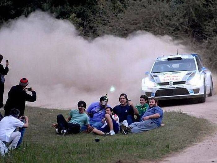 Mas tem gente que prefere fazer selfies no meio de um rally. Um torneio parece rolar na internet e não tem hora pra acabar. Fotos que circulam pela web mostram que está acontecendo um campeonato muito disputado. Armando situações improváveis, essa gente dá a impressão de participar do campeonato mundial das coisas mais estúpidas já feitas pelo homem. Veja os candidatos ao titulo de mais idiota dessa disputa emocionante