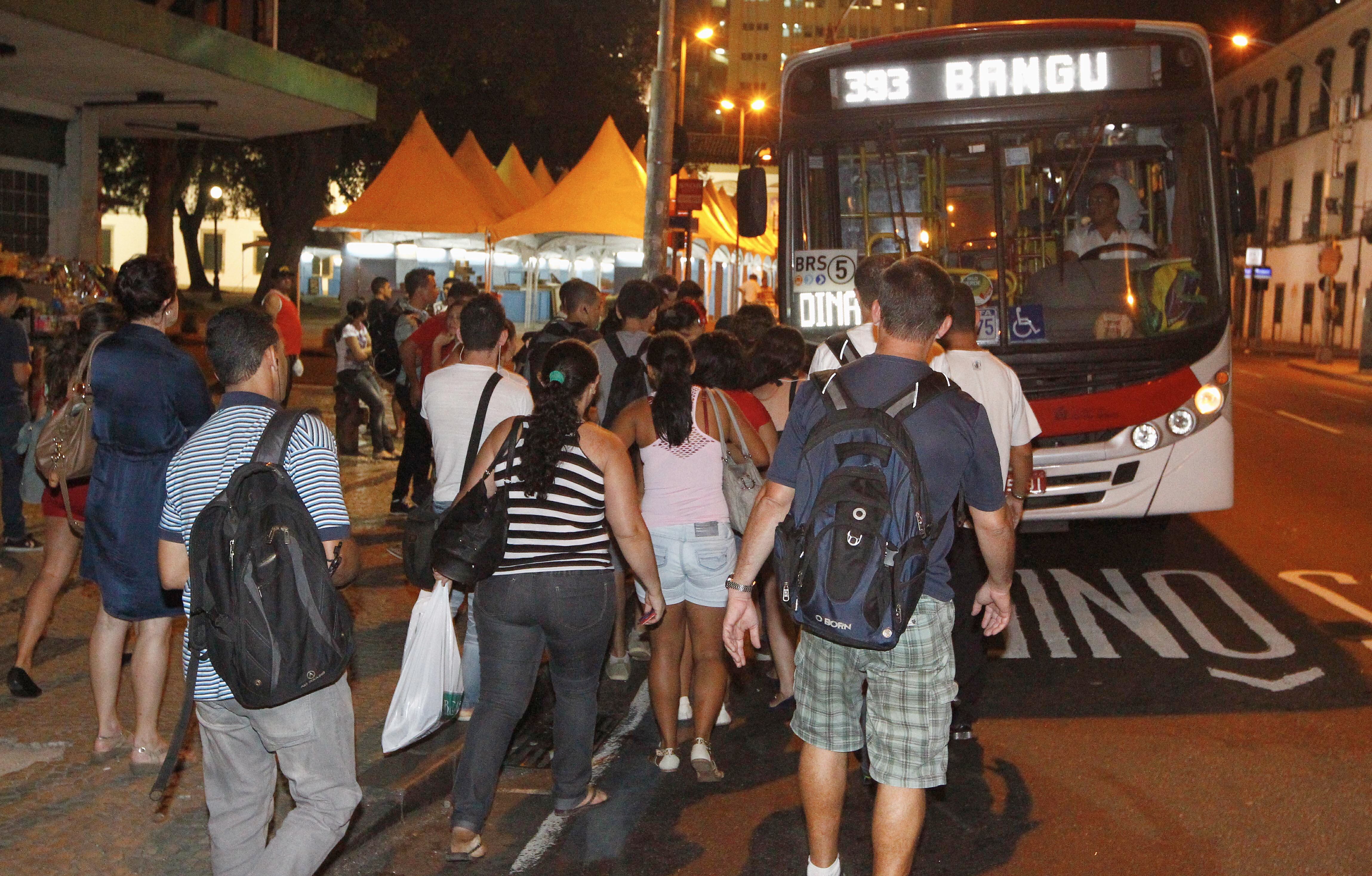 Por causa da confusão nas ruas do centro, a circulação de ônibus ficou prejudicada. Parte da manhã e da tarde de terça, ruas entorno da Câmara foram fechadas pela PM a pedido da casa