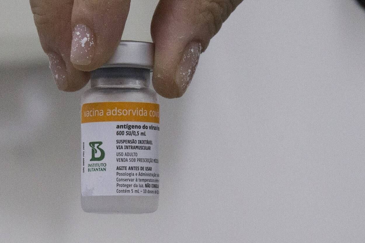 A Anvisa (Agência Nacional de Vigilância Sanitária) reprovou por unanimidade, durante reunião extraordinária da diretoria colegiada na quarta-feira (18), a ampliação do uso emergencial da vacina CoronaVac para crianças acima de 3 anos de idade, por falta de informações suficientes. O Instituto Butantan vai entregar a documentação necessária para atender a agência