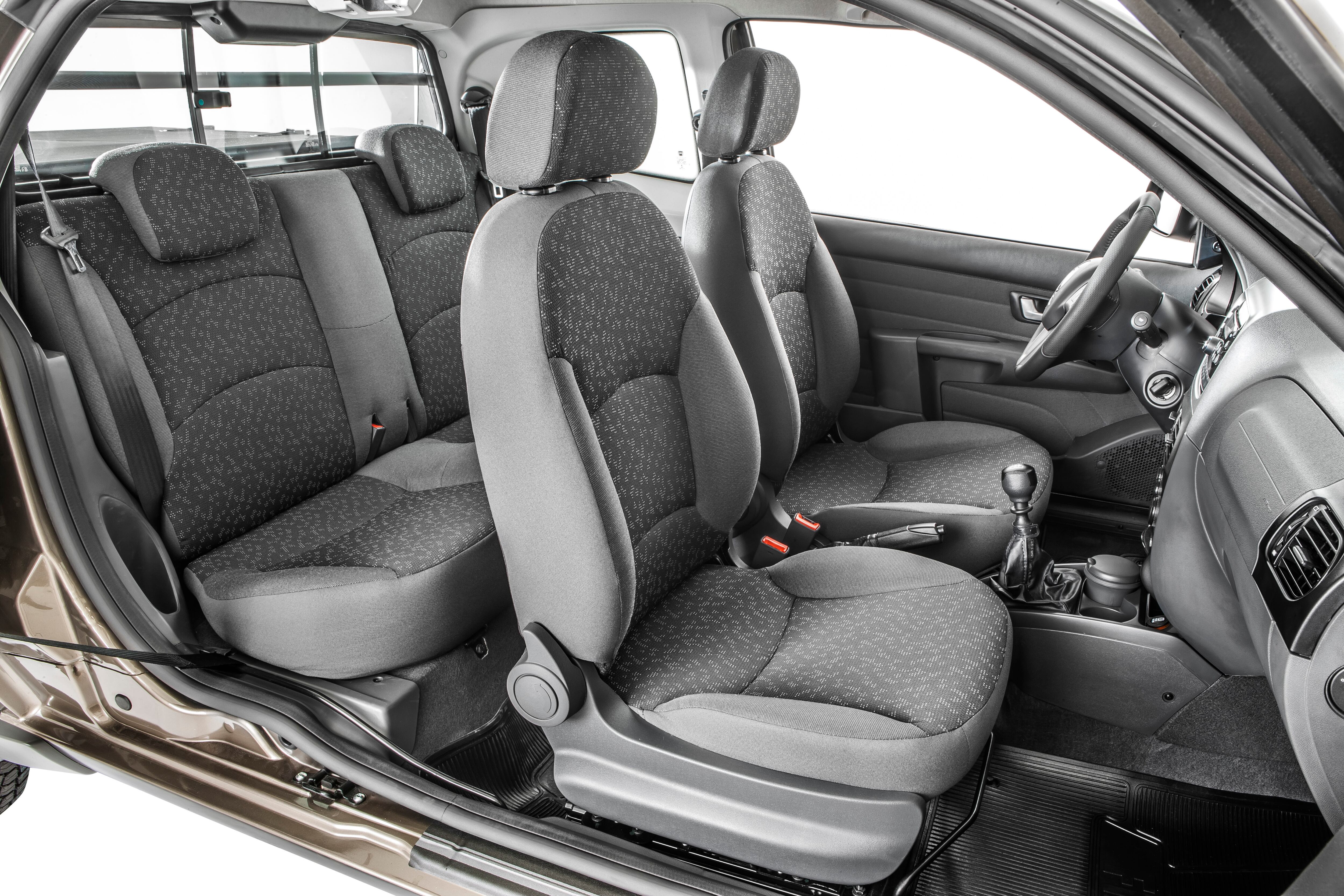 Os bancos são de tecido e os bancos dianteiros podem ser reclinados para frente para facilitar o acesso ao banco traseiro