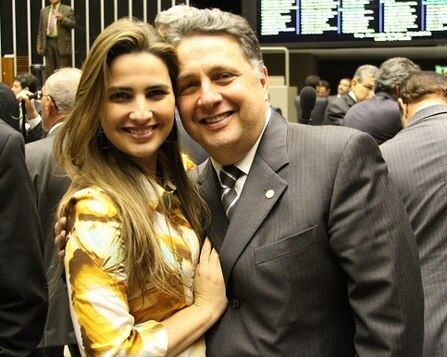 Clarissa Garotinho (PR) é deputada estadual no Rio de Janeiro e já foi vereadora. Ela é filha do ex-governador do Rio de Janeiro e atual deputado federal Anthony Garotinho (PR)