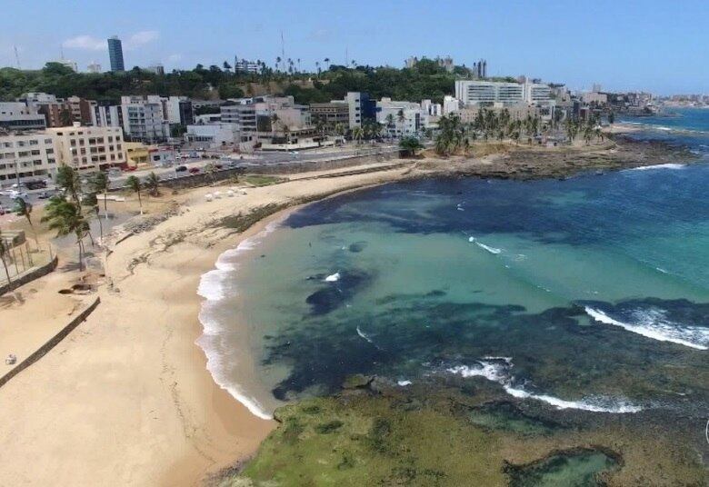 Sem dúvidas, a praia Ondina é uma das melhores de Salvador para mergulhos refrescantes. Piscinas naturais se formam ao longo da orla e oferecem espaços mais calmos para os foliões que querem recuperar as energias para os próximos dias de festa