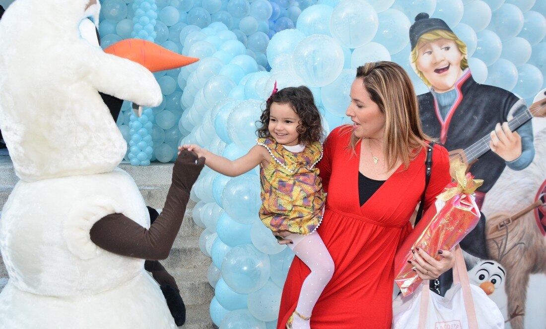 Laura, filha de Mariana Belém, se encantou com o boneco de neve