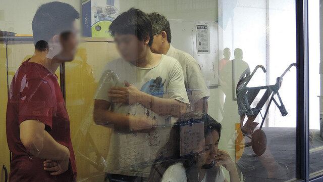 A comunicação com os estrangeiros, que não falam português, se dá com ajuda de um intérprete de mandarim