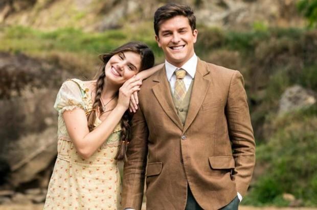 Klebber e Camila se conheceram nos bastidores de Êta Mundo Bom!. A primeira cena dos dois juntos, que viveram um romance nas telinhas, foi em outubro de 2015