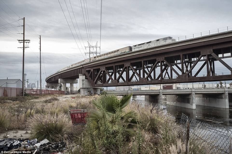 De acordo com o Los Angeles Homeless Services Authority, os desabrigados e excluídos aumentaram em até 20 por cento, em uma cidade marcada pelo glamour e pelas celebridades