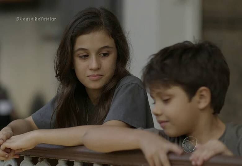 Alice começa a perder as esperanças em ser adotada, mas César explica que a demora é por conta da burocracia para os papéis de adoção. Ela não acredita e foge de vez