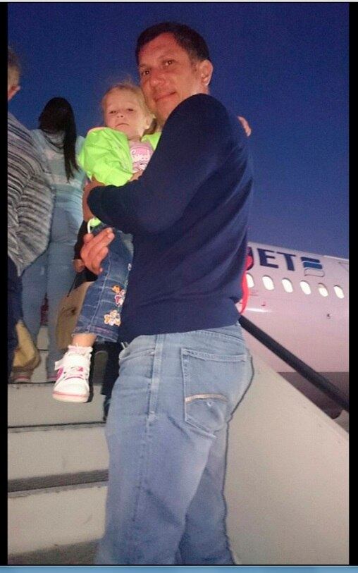 Anastasia, de três anos, aparece nesta imagem embarcando no voo que tiraria sua vida e a de seu pai, Yuri Shein

"Apenas um impacto" poderia ter derrubado o avião, afirma diretor-geral da Metrojet


