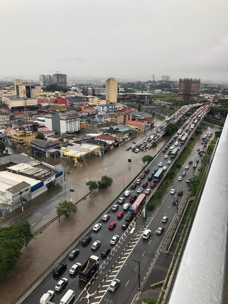Avenida Maria Campos também alagou
