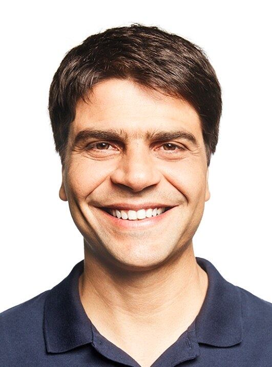 Pedro Paulo (PMDB) pretende dar continuidade ao projeto Escolas do Amanhã e construir mais 314 unidades, estendendo o ensino em tempo integral a todos os alunos da rede municipal. O peemedebista promete criar 30 mil novas vagas de creche e pré-escola nos EDIs (Espaços de Desenvolvimento Infantil). Ele também propõe a contratação de mais 12 mil professores com garantia de formação continuada garantida. Pedro Paulo ainda quer melhorar a nota no exame nacional de educação em 23% para o primário e 29% no ginásio da rede municipal, garantindo que nenhuma escola esteja abaixo de 30% da média da cidade