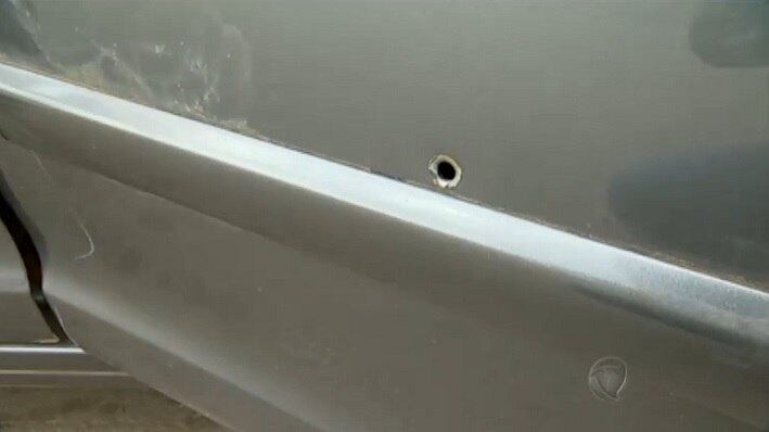 Tiro atravessou a porta do carro e atingiu o rapaz