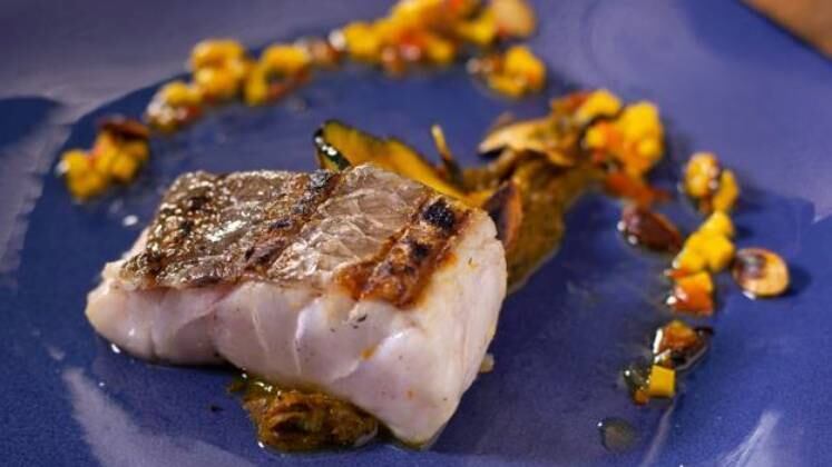 Peixe na Bananeira com Abóbora em Textura
Por Ana Carolina Galindo

Ingredientes para o peixe:
1 posta de peixe
Raspas de limão capeta
1 colher (chá) manteiga
Sal e pimenta-do-reino (o quanto baste)

Modo de preparo:
1. Tempere e embrulhe na folha de bananeira.
2. Asse dos dois lados até que o centro esteja em um ponto mal-passado.
3. Tire do papellote e marque a pele na grelha para dar gosto na brasa.

Ingredientes para o vinagrete de abóbora:
Miolo de abóbora em brunoise
1 pimenta dedo-de-moça tostada na brasa e picada
Suco de 1 limão
Sal e pimenta-do-reino (o quanto baste)

Modo de preparo: 
Misture e deixe por 20 minutos.

Ingredientes para o Purê de Abóbora:
Abóbora cortada em cubos
Azeite
Sal
100 g de manteiga
1 ramo de manjericão 

Modo de preparo:
Asse os cubos de abóbora e papillotes de alumínio direto na brasa com sal e azeite. 2. Processe com aproximadamente 100 gramas de manteiga e 1 ramo de manjericão.

Sirva com abóboras laminadas na mandolin e marcadas na grelha com azeite, sal e pimenta-do-reino; semente de abóbora crocante tostadas na panela de ferro com sal e manteiga.

