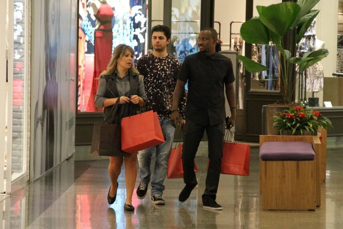 O casal fez muitas comprinhas