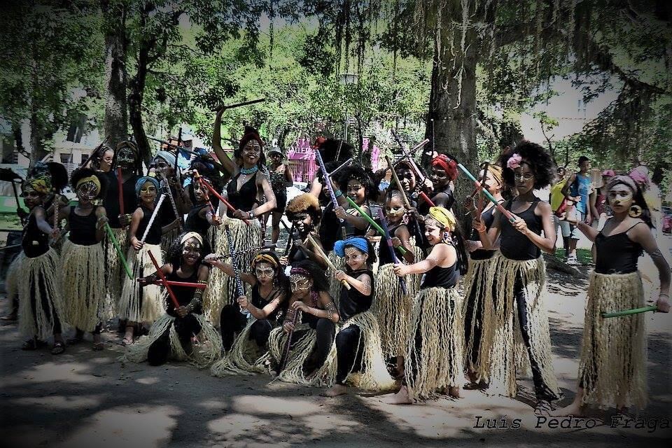 Grupo de dança de mães e filhas da comunidade