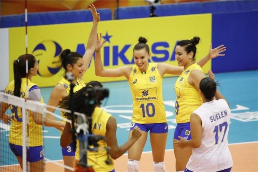 NO SUFOCO - Foi com sofrimento, mas o Brasil manteve um fio de esperança de avançar para a fase final do Campeonato Mundial feminino de vôlei. Na madrugada desta quarta-feira, vitória da Seleção sobre a Holanda no tie-break, parciais de 21-25, 25-18, 25-27, 25-19 e 15-7. Nesta quinta-feira, às 7h20 (de Brasília), o último compromisso da segunda fase será contra o Japão.
(Foto: Divulgação/FIVB)