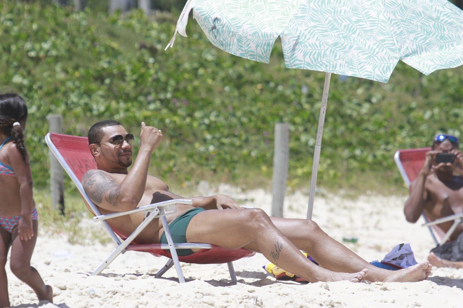 Naldo curte dia de praia no Rio de Janeiro