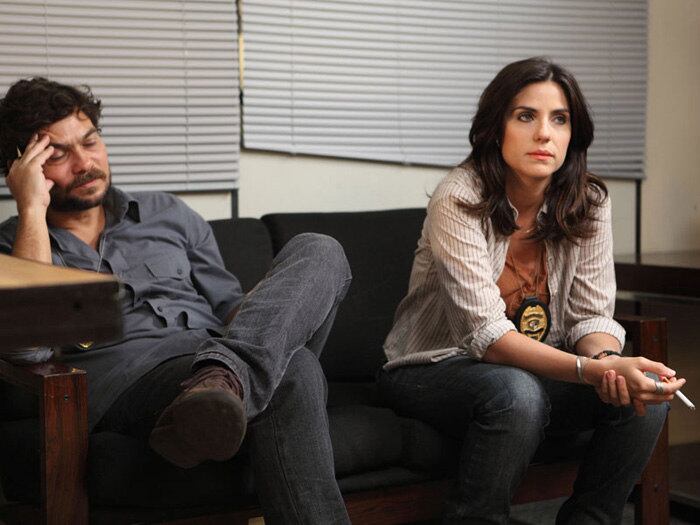 Rafaela Mandelli já é veterana ao dar vida a policiais na ficção e contou que se inspirou em belas delegadas do Rio de Janeiro para interpretar a personagem Clarice, da série policial Fora de Controle, exibida em 2012 na Record