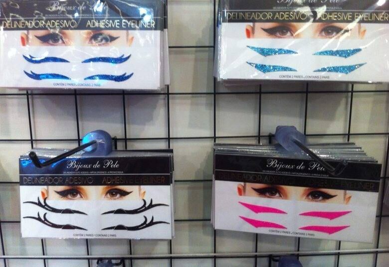 As mulheres que quiserem caprichar na fantasia podem comprar adesivos para o corpo. Os delineadores em adesivo custam R$ 25 uma peça no varejo. No atacado, dez peças saem a R$ 14,10 a unidade: quem comprar mais tem maiores descontos
