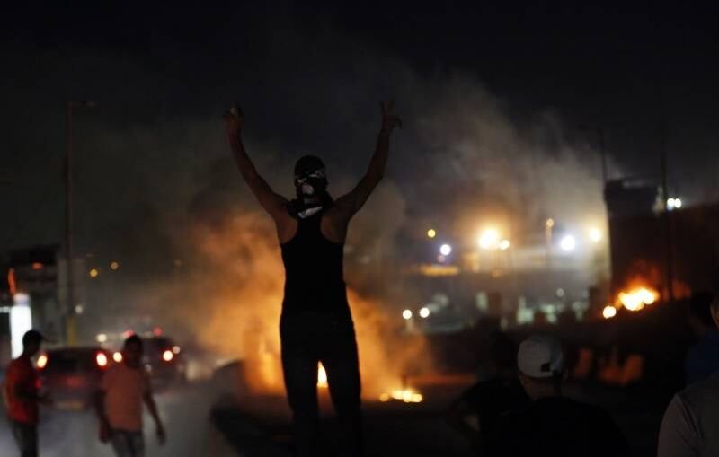 Na madrugada de sexta para
sábado, manifestantes palestinos entraram em confronto com tropas israelenses perto
da cidade de Ramallah, na Cisjordânia, durante protesto contra o bombardeiro
israelense na Faixa de Gaza. Desde o início de julho, Israel e Hamas trocam ataques aéreos por conta do assassinato de quatro adolescentes (três israelenses e um palestino) por militantes extremistas de ambos os lados