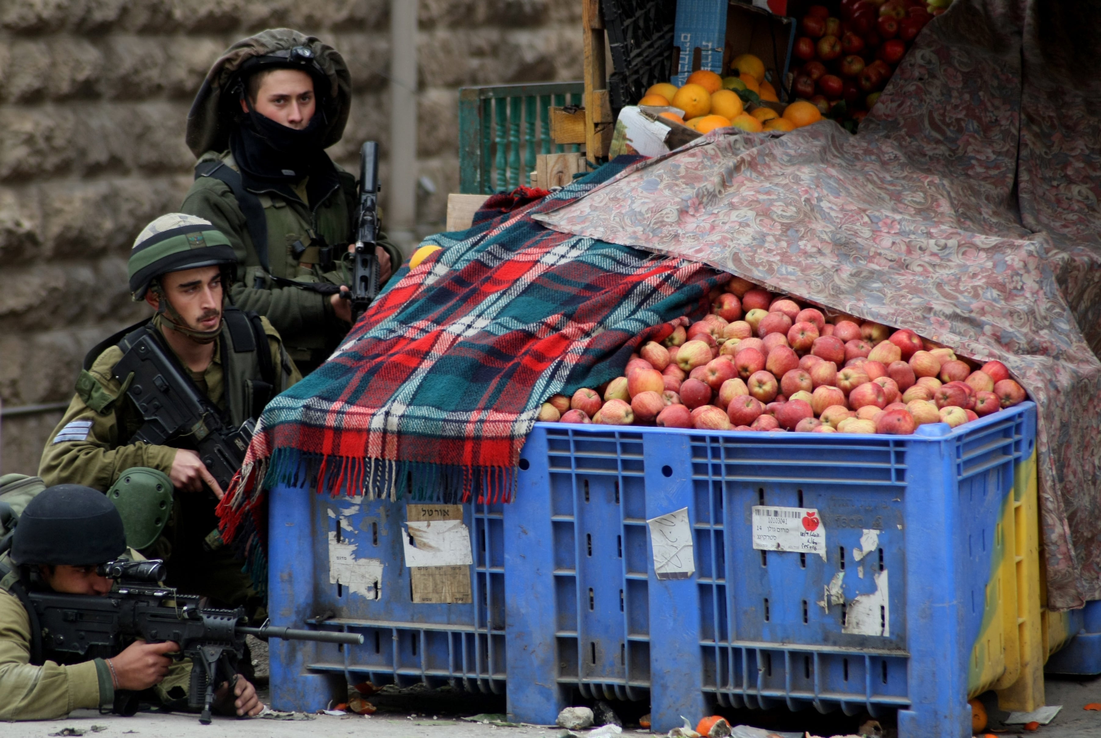Soldados israelenses se protegem atrás de alguns alimentos; pesquisa revelou que pobreza preocupa mais que inimigos do país, como o Irã