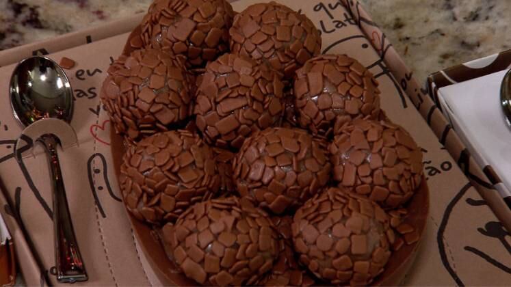 Ingredientes (recheio de brigadeiro)
1 lata de leite condensado
150g de chocolate ao leite
20g de manteiga
100 ml de creme de leite 

Modo de preparo
Reserve o creme de leite e leve os demais ingredientes ao fogo. Mexa delicadamente até dar o ponto de brigadeiro. Retire do fogo e acrescente o creme de leite. Reserve e deixe esfriar por quatro horas. Coloque na casca de chocolate para rechear o ovo.

O quadro Mitos e Verdades vai ao ar semanalmente no Domingo Espetacular!
