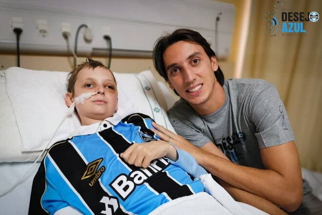 Renan tem quatro tumores, um deles na região do cérebro. O torcedor está internado no Hospital das Clínicas de Porto Alegre e um de seus ídolos no futebol é o zagueiro titular da equipe de Renato Portaluppi