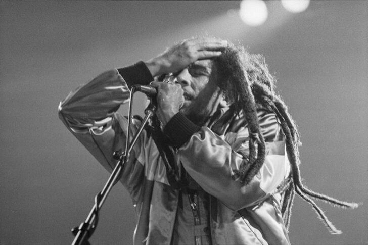 Em 1976, ano de eleições parlamentares, a Jamaica estava em convulsão. Marley anunciou o show