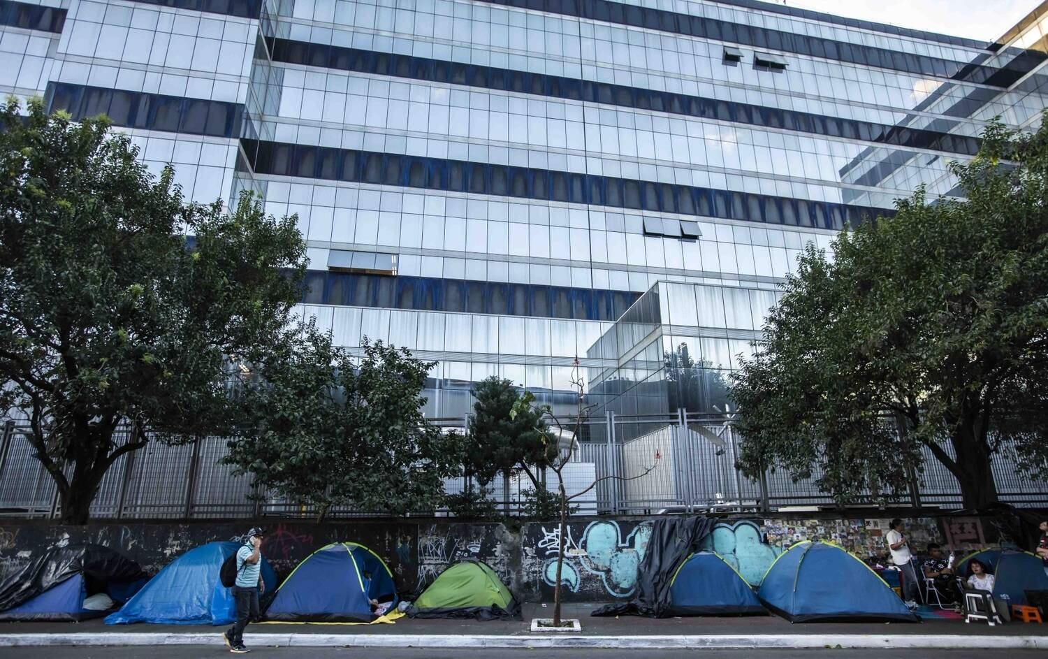 O grupo é acostumado a montar acampamentos. Flávia Prado, de 17 anos, se revezou entre o acampamento do Monsta X e o organizado na frente do Allianz Parque, na mesma vizinhança, para ver o show do BTS no fim de maio