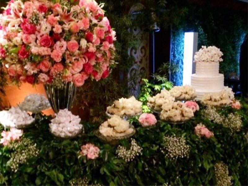 A festa, avaliada em R$ 120 mil, para cerca de 80 convidados, aconteceu em um restaurante de Belo Horizonte contou com muitas flores e tons sóbrios. O bolo de três andares ganhou destaque na mesa