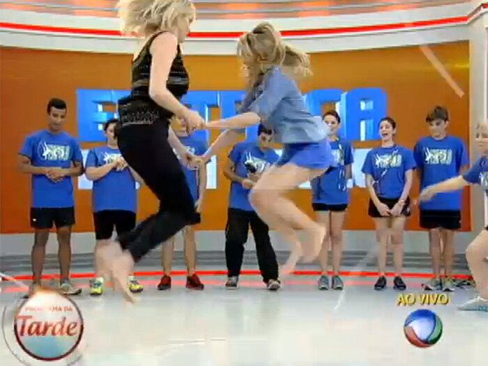 E
essa dupla, realmente, arrasa no palco! Elas brincaram até
de pular corda ao vivo

+ Xuxa abre o Mar Vermelho e invade Os Dez Mandamentos

> Acesse o R7 Play e assista na íntegra a todos os programas da Record! Clique e experimente!
