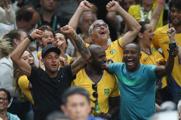 Agora vejam que está perto de Thiaguinho, de camiseta preta...