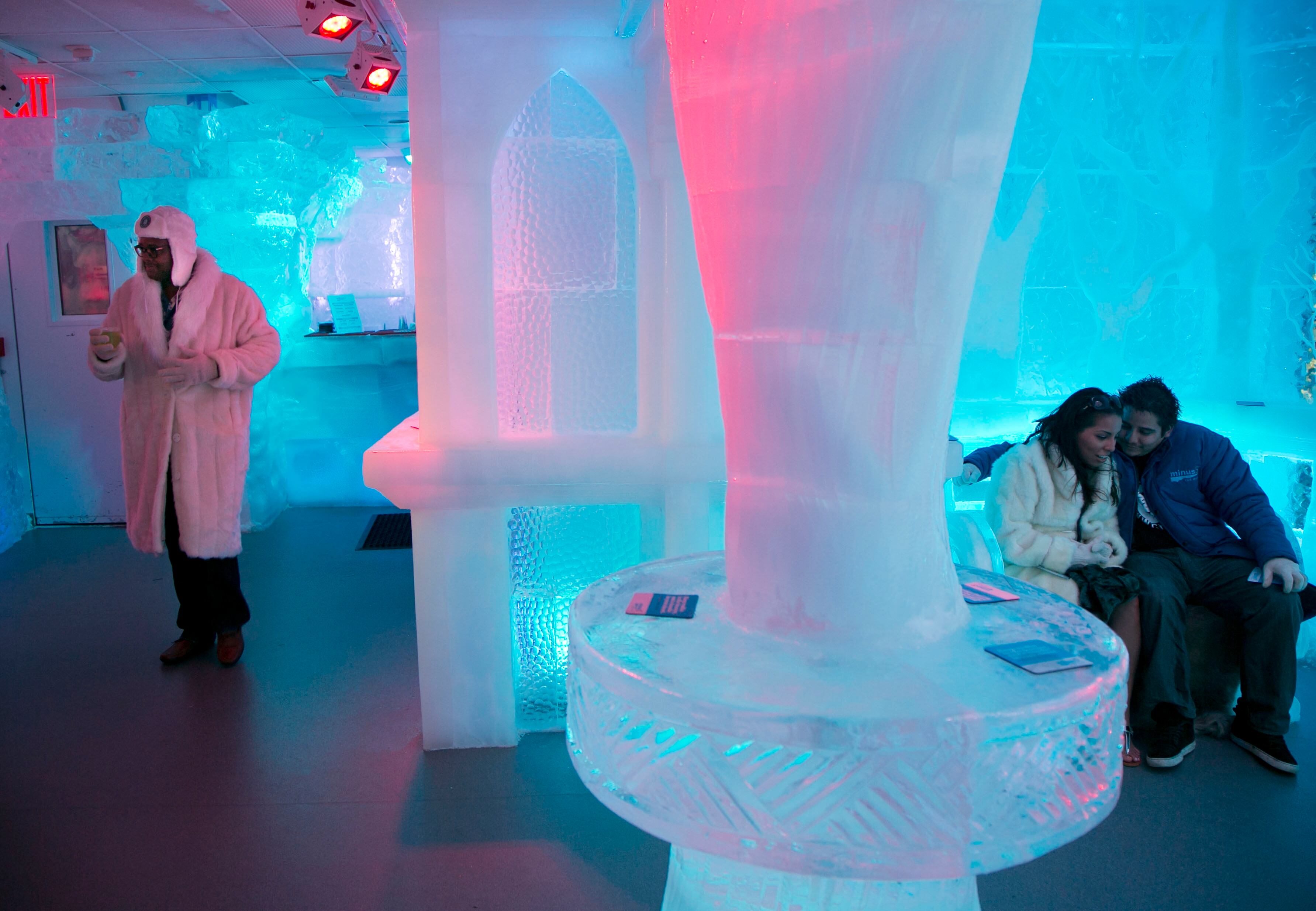 Os mais elegantes podem pagar R$ 89 (US$40) por um casaco de pele falso, e por R$ 211 (US$95) é possível usar um gorro e um cachecol