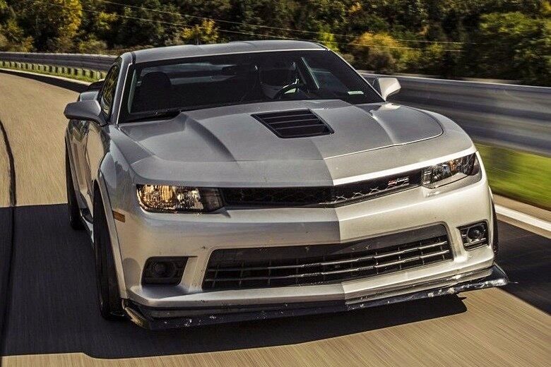 O novo Chevrolet Camaro conquistou um feito histórico na última terça-feira (15) no famoso circuito de Nürburgring (Alemanha). Ao completar a volta em 7m37s47ms, o esportivo — na versão superleve Z/28 — superou vários supercarros dos sonhos, completando o traçado mais rápido que Ferrari 430 Scuderia, Lamborghini Murcielago, Lexus LFA, Mercedes-Benz SLR McLaren e o asa-de-gaivota SLS AMG, além do Porsche 911 Carrera S. Leia mais

