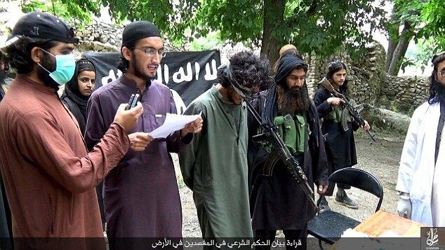 O grupo já havia compartilhado uma lista completa de "crimes e castigos" explicando as punições para cada caso que os extremistas julgam pecado. A homossexualidade, por exemplo, também é "punida" com morte
(Com informações do Daily Mail)