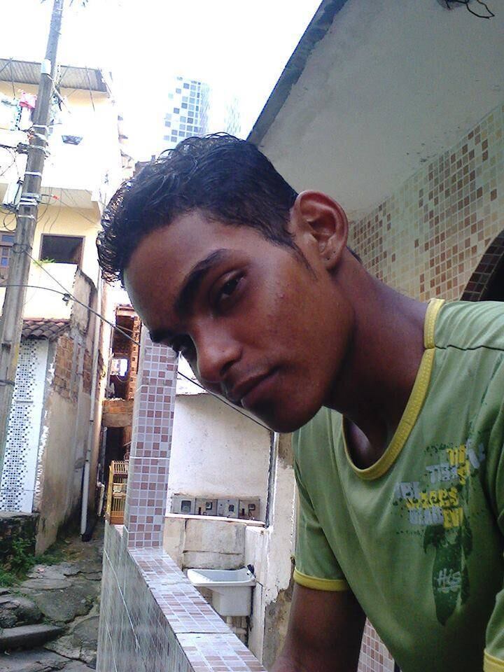 O jovem saiu do município de Valença, no sul da Bahia, com
18 anos, em busca de um sonho, de uma oportunidade. Diferente da canção que o
revelou, Kennedy não mora com a mãe, que é usuária de drogas. O pai? Nunca foi
visitá-lo, na verdade, ele nunca o conheceu. Seu referencial de família é
apenas sua tia e avó, que por uma triste coincidência do destino, é uma das
fundadoras de um centro de reabilitação para drogados.