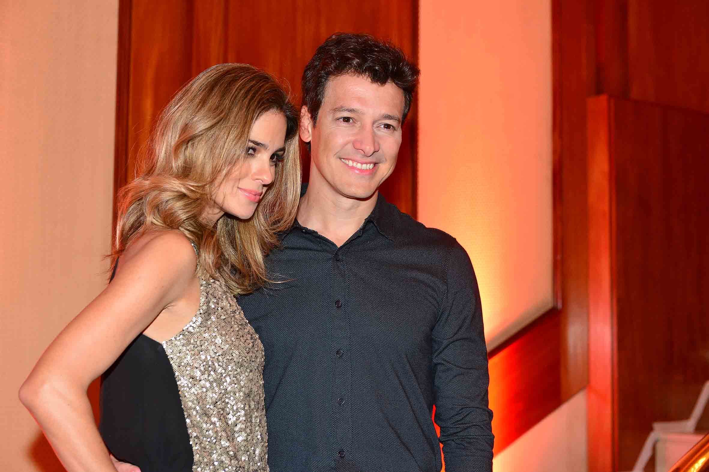 Assim como Chris Flores, Rodrigo Faro, padrinho do Instituto, junto com a colega de emissora, reafirma a tamanha responsabilidade que este
projeto tem.



— É uma responsabilidade enorme e um grande motivo de
orgulho!



Sobre o show com Roberto Justus, ele adianta:



— Logo mais vou subir ao palco
para cantar junto com o Roberto. Vai ser uma festa inesquecível. Devo cantar de
quatro a cinco músicas. Você quer saber a verdade? Eu vou acabar com o show do
Roberto [risos].

Na foto acima, Rodrigo Faro está acompanhado de Vera Viel, sua esposa