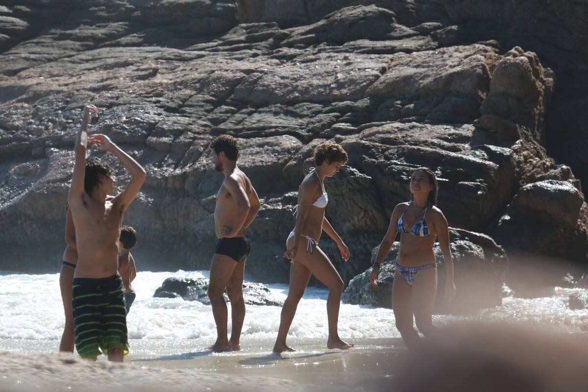 Sophie Charlotte e Daniel de Oliveira se divertem em praia com a família