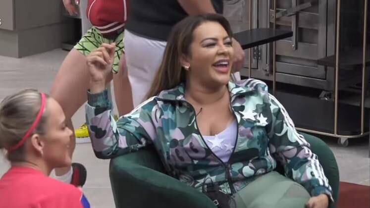 Márcia também usa e abusa do próprio talento na Mansão Power. Enquanto aguardava o almoço ficar pronto, a cantora embalou os casais com a própria música e deu um verdadeiro show na sala. As frequentes cantorias da esposa de Rod foram até alvos de críticas de Bruno, que disse que ela estava no reality apenas para divulgar suas músicas