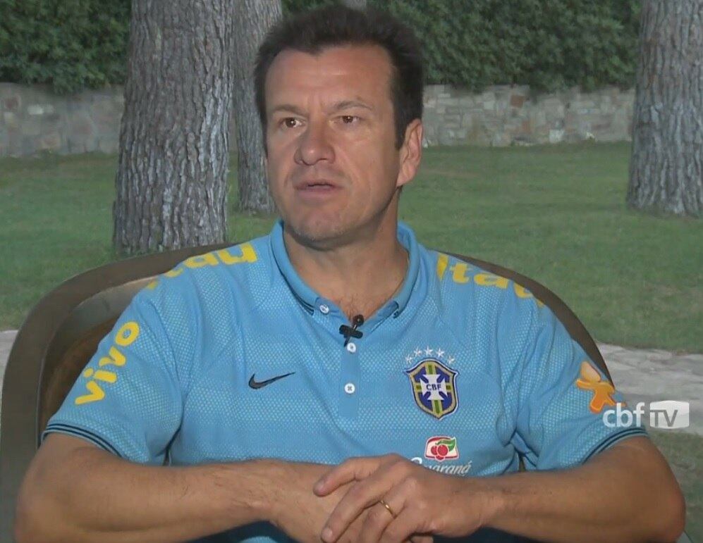 — Ele é o melhor jogador
brasileiro. Mas para ter carimbo de craque, tem de ter o carimbo de campeão do
mundo nas costas
