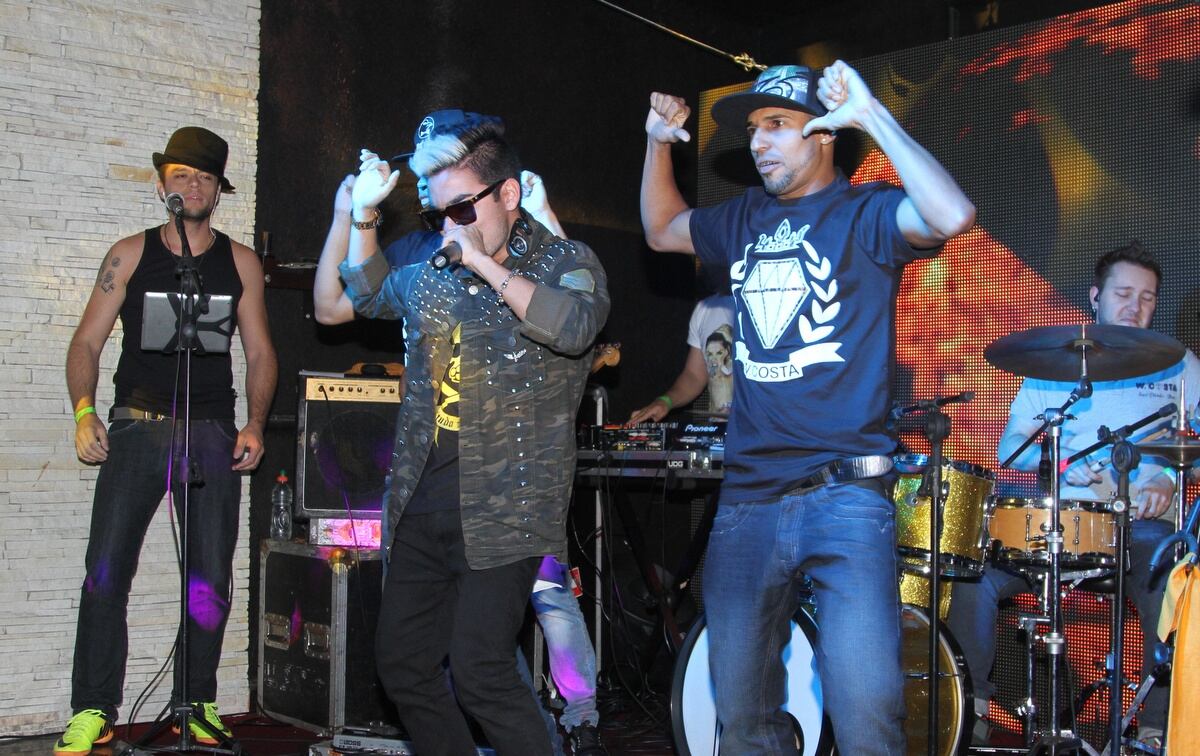 Yudi Tamashiro se apresentando no palco da boate