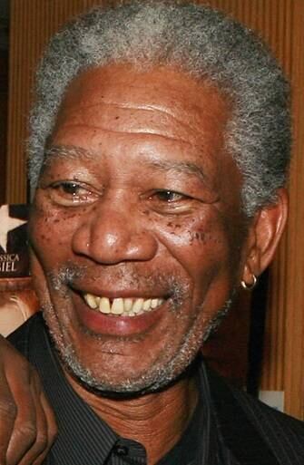 Quando o Morgan Freeman sorri, é possível perceber o desgaste dos dentes, que ficaram amarelado com o tempo