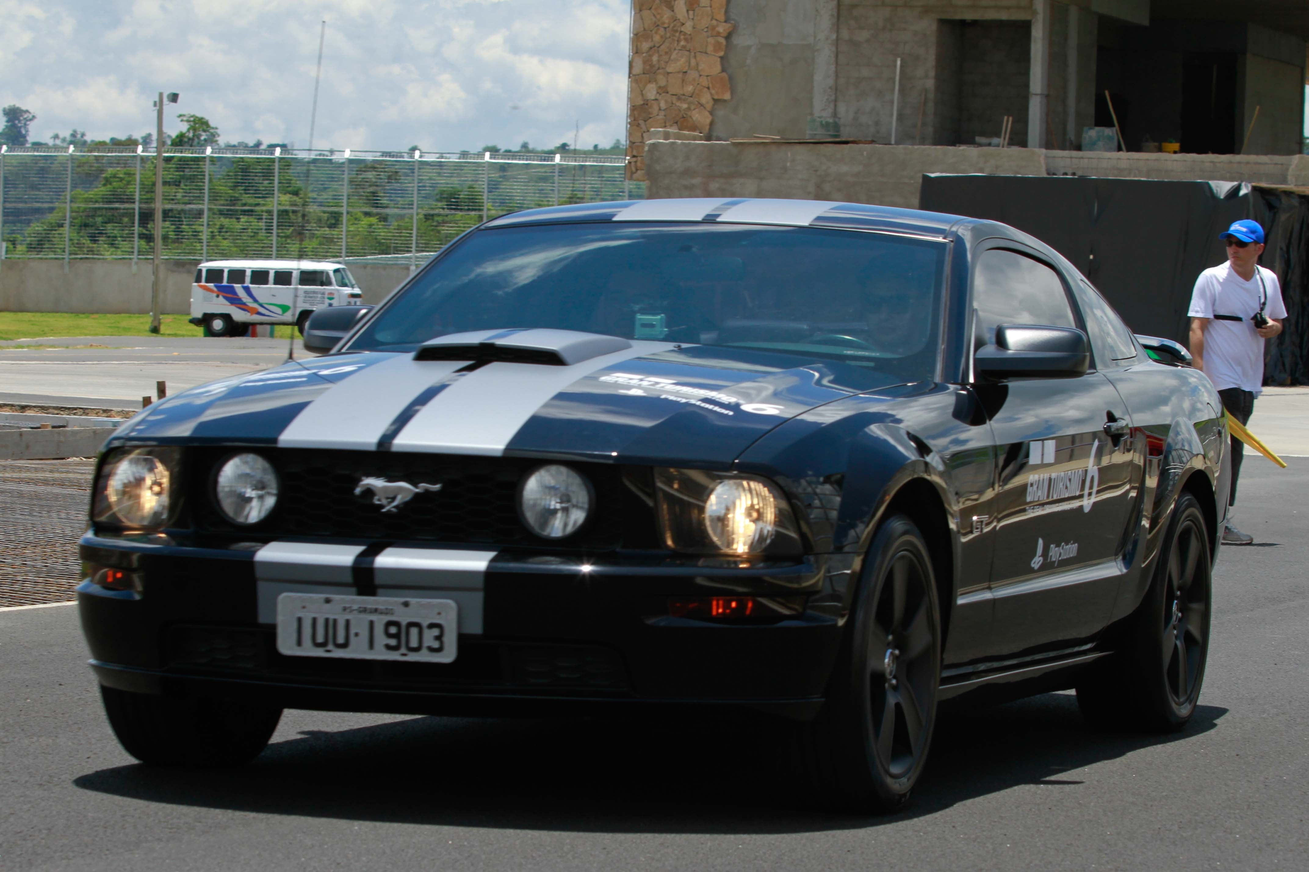 Os esportivos eram guiados por profissionais no autódromo Velo Citá, em Mogi Guaçú (SP)