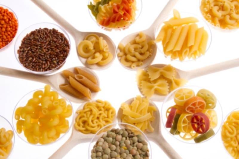 A terceira regra implica em inserir proteínas magras em todas as principais refeições do dia (café da manhã, almoço e jantar). Segundo o especialista, se você fizer isso, é possível sentir saciedade por mais tempo, evitando "ataques" de fome antes da hora. Clara de ovo, peito de peru, queijo cottage, rosbife, iogurte desnatado, atum, maminha e frango sem pele são as preferidas do especialista para emagrecer